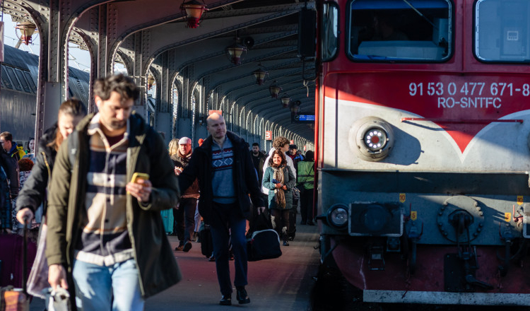 Un tânăr de 22 de ani a ucis din gelozie un bărbat cunoscut în tren, apoi i-a aruncat cadavrul într-un pârâu, în Olt
