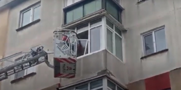 VIDEO La Ploiești, un copil de 4 ani s-a încuiat în apartament și nu a mai vrut să le deschidă ușa părinților