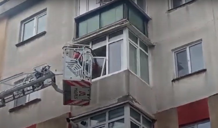 VIDEO La Ploiești, un copil de 4 ani s-a încuiat în apartament și nu a mai vrut să le deschidă ușa părinților