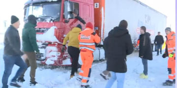 Misiune imposibilă în Constanța. Zeci de șoferi încearcă cu lopeți și cu mâinile goale să scoată din zăpadă un TIR blocat de ieri