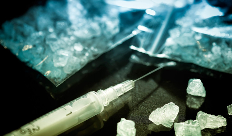 Trei sibieni au fost arestaţi preventiv pentru trafic de droguri. Ei sunt bănuiţi că ar fi comercializat „cristal”