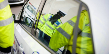 9 polițiști au fost prinși luând mită de până la 300 de euro de la șoferi. Agenții puneau „capcane” în trafic