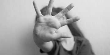 Copilă de 12 ani, violată luni la rând de unchiul ei. Părinții fetei l-au dat pe mâna poliției