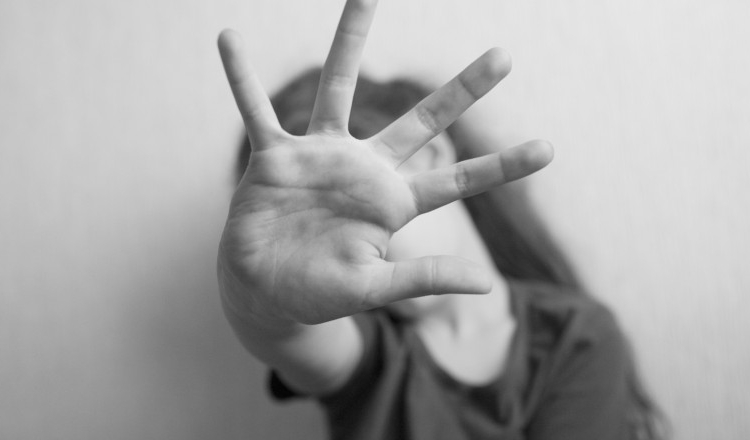 Copilă de 12 ani, violată luni la rând de unchiul ei. Părinții fetei l-au dat pe mâna poliției