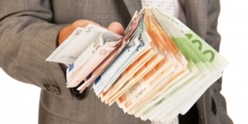 Dezmăț înainte de reducerea cheltuielilor bugetare. Contracte de 500.000 de euro, încheiate într-o singură zi de un consilier al MIPE