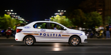Un băiat de 14 ani a furat mașina părinților și a ieșit la plimbare. A fost prins de polițiști după o urmărire prin Deveselu
