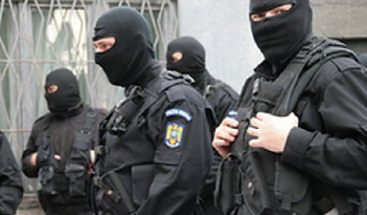 Percheziţii la persoane care au primit bani să cumpere maşini din străinătate şi nu le-au mai livrat clienţilor