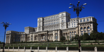 Fațada Palatului Parlamentului stă să cadă. Accesul a fost interzis în mai multe zone ale clădirii