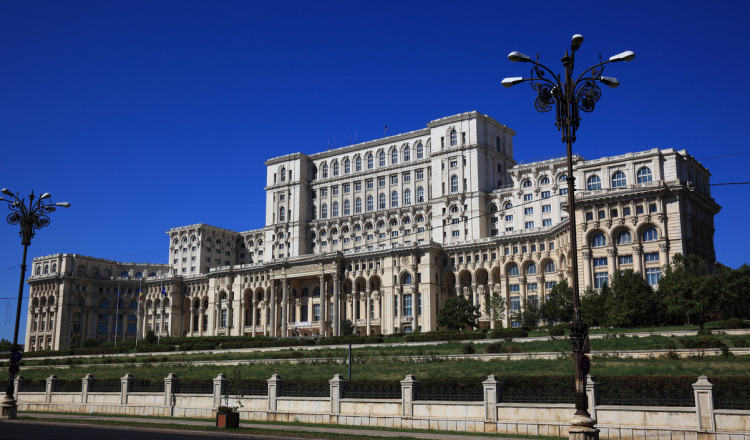 Fațada Palatului Parlamentului stă să cadă. Accesul a fost interzis în mai multe zone ale clădirii