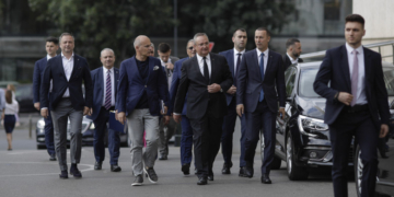 Ciucă, despre decizia CEDO în cazul cuplurilor de același sex: PNL susține familia tradițională și credința în Dumnezeu