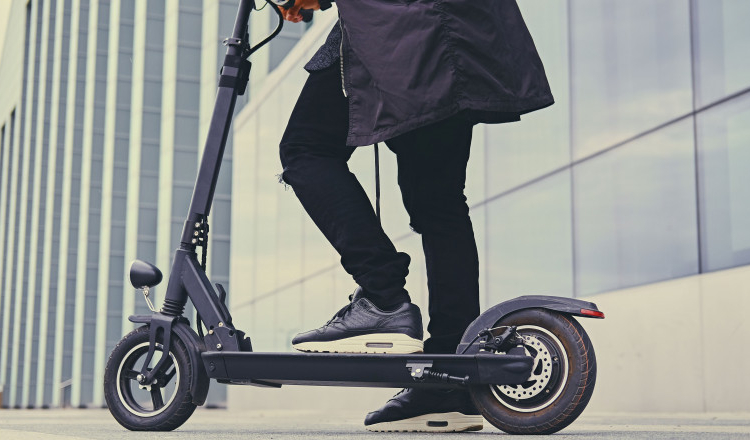 Poliţia locală îi poate sancţiona pe conducătorii de trotinete electrice. Legea a fost promulgată