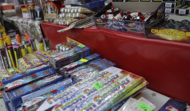 „50 de lei setul de de-alea mari de explodează sus pe cer”. Chiar dacă legea le interzice, petardele se vând la discreție în piețe