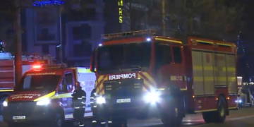 Incendiu izbucnit noaptea la un hotel din Ploiești. Flăcări puternice au mistuit acoperișul