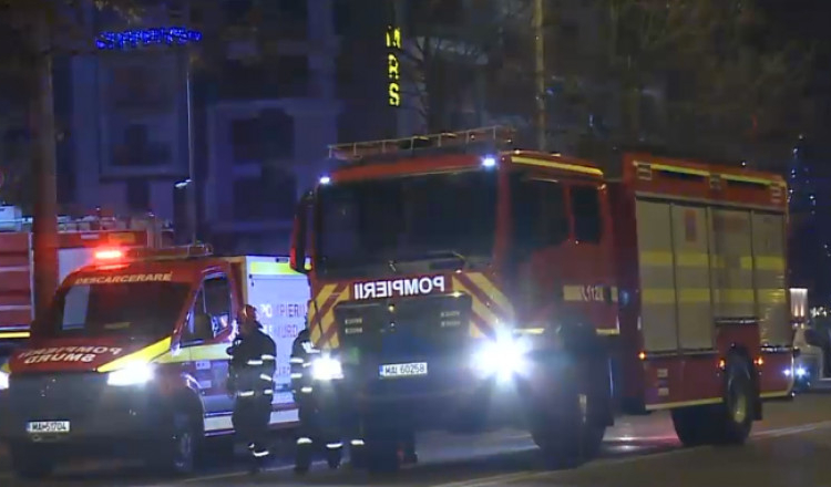 Incendiu izbucnit noaptea la un hotel din Ploiești. Flăcări puternice au mistuit acoperișul