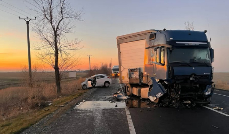 Trei morți într-un grav accident în Ialomița, între trei mașini și un TIR