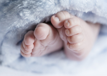 Amendă penală de 1,26 milioane de lei și daune morale de 650.000 de euro în cazul unui bebeluș mort în Spitalul Județean din Suceava