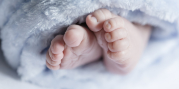 Amendă penală de 1,26 milioane de lei și daune morale de 650.000 de euro în cazul unui bebeluș mort în Spitalul Județean din Suceava