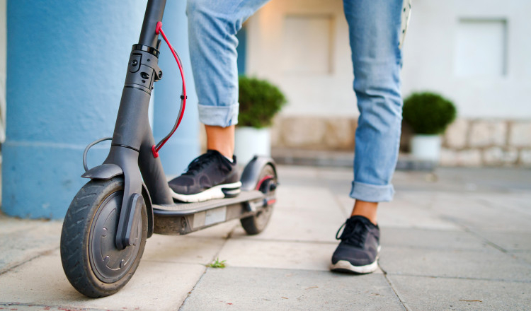Proiectul de lege care vizează obligaţia asigurării RCA a trotinetelor şi bicicletelor electrice, discutat în ședința de guvern de joi