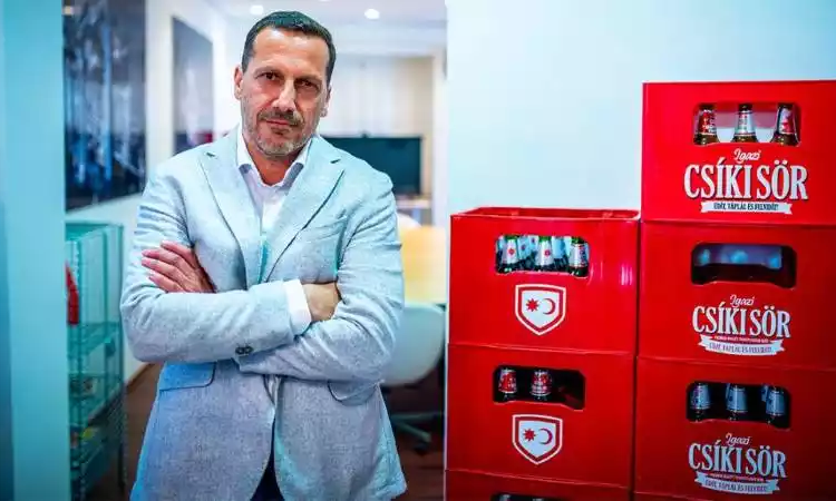 Ca să rămână cu permisul, patronul care produce berea Csiki Sör a cerut imunitate în România ca diplomat maghiar