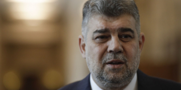 Taximetrist jefuit de un tânăr, în București, sub ochii trecătorilor care nu intervin. Imagini surprinse de camerele de supraveghere