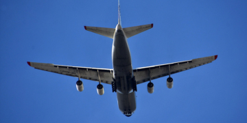 Un bărbat beat care a făcut scandal într-un avion Copenhaga-Otopeni a primit 2 ani și jumătate de închisoare cu executare