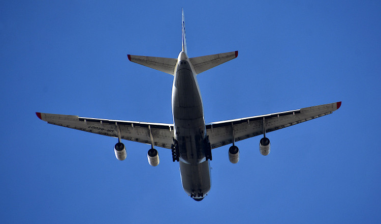 Un bărbat beat care a făcut scandal într-un avion Copenhaga-Otopeni a primit 2 ani și jumătate de închisoare cu executare