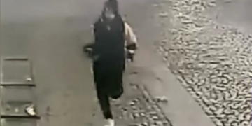Taximetrist jefuit de un tânăr, în București, sub ochii trecătorilor care nu intervin. Imagini surprinse de camerele de supraveghere