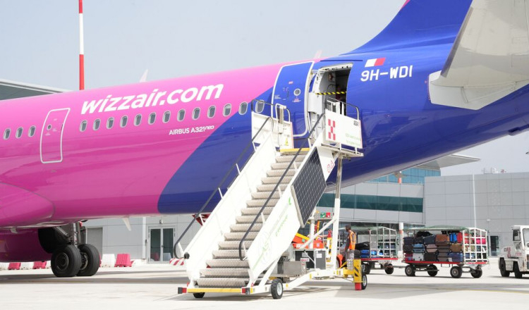 Peste 40 de pasageri au rămas pe aeroportul din Brașov, pentru că Wizz Air a trimis un avion prea mic