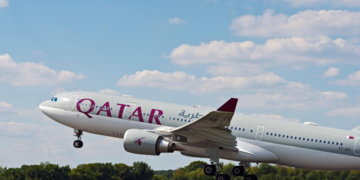 Un pilot și echipajul său au rămas blocați în lift pe un aeroport din Marea Britanie. Au fost scoși de pompieri după 3 ore