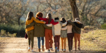 Peste jumătate dintre copiii români vor să plece din țară: Sunt nemulțumiți de condițiile de trai din România (studiu)