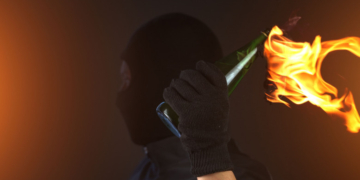 Un tânăr din Maramureș a aruncat cu o sticlă incendiară spre un bar în parcarea căruia se afla un stand cu butelii cu GPL