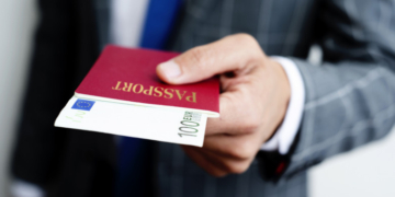 Bărbat din Timiș arestat la domiciliu după ce a băgat 100 de euro în pașaport, la vamă