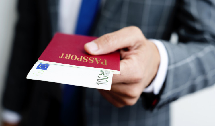 Bărbat din Timiș arestat la domiciliu după ce a băgat 100 de euro în pașaport, la vamă