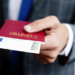 Bărbat din Timiș arestat la domiciliu după ce a băgat 100 de euro în pașaport, la vamă