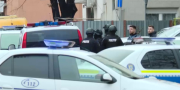 Femeie amenințată de un fost polițist, în sectorul 4. În casa agresorului au fost găsite trei arme, dintre care două letale
