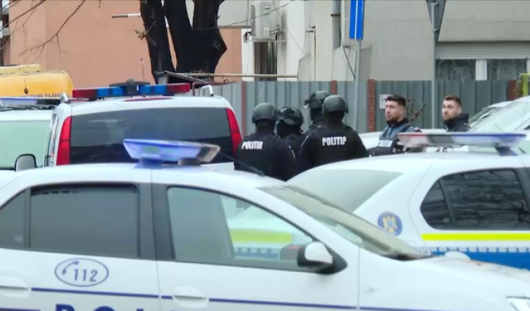 Femeie amenințată de un fost polițist, în sectorul 4. În casa agresorului au fost găsite trei arme, dintre care două letale