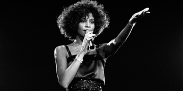 11 februarie, ziua în care a murit Whitney Houston. Celebra artistă a fost abuzată în copilărie, a avut probleme cu drogurile și cu alcoolul