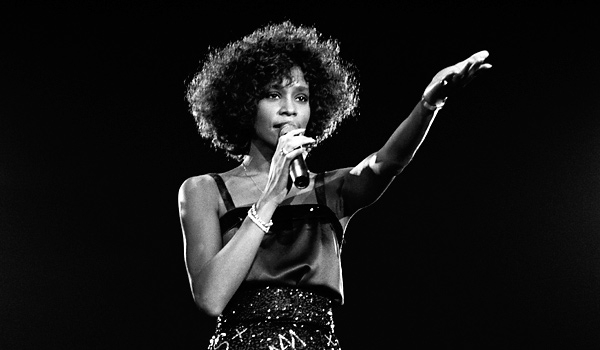 11 februarie, ziua în care a murit Whitney Houston. Celebra artistă a fost abuzată în copilărie, a avut probleme cu drogurile și cu alcoolul