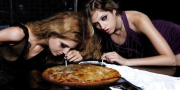 (P) Bărbat salvat de poliţie, după ce a vorbit codificat la 112 şi a comandat o pizza
