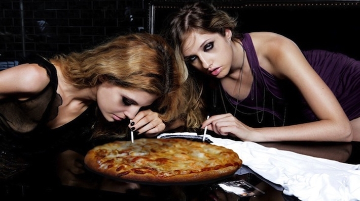 (P) Bărbat salvat de poliţie, după ce a vorbit codificat la 112 şi a comandat o pizza