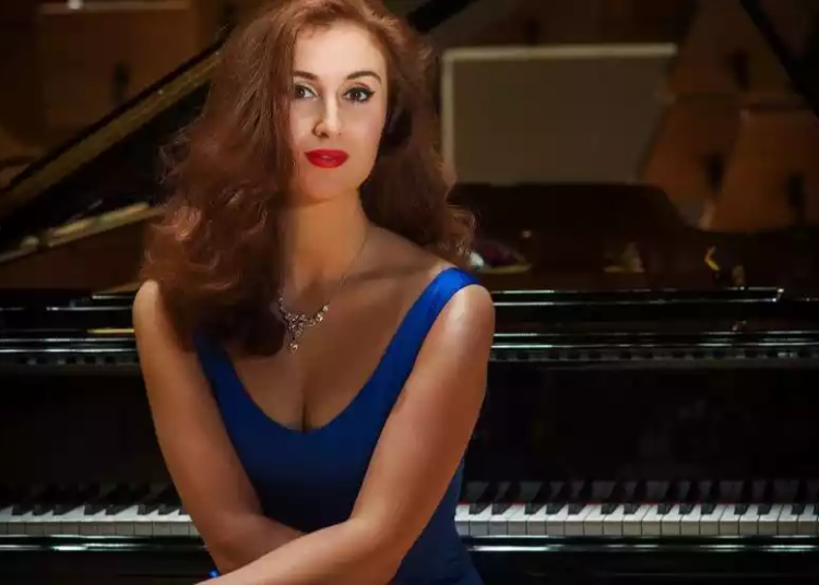 Pianista Sînziana Mircea, inclusă în topul celor mai de succes absolvente din istoria Universității Bocconi din Milano