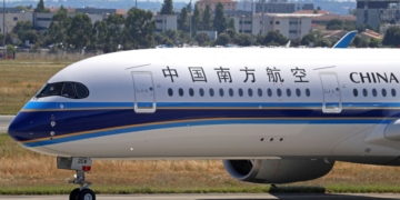 Zborul unui avion a fost amânat după ce un pasager a aruncat cu monede în motor pentru „noroc”