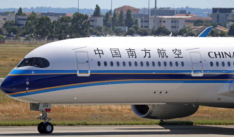 Zborul unui avion a fost amânat după ce un pasager a aruncat cu monede în motor pentru „noroc”