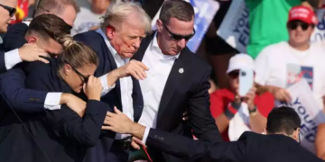 Înscenare: Momentul în care glonțul i-a trecut ‘pe lângă ureche’ lui Donald Trump 