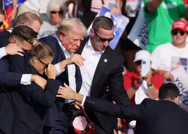 Înscenare: Momentul în care glonțul i-a trecut ‘pe lângă ureche’ lui Donald Trump 