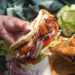 Românii, cei mai mari iubitori de kebab din Europa de Sud Est. Câte porții a comandat un bucureștean anul trecut