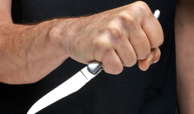 O femeie a fost înjunghiată de 25 de ori în plină stradă, în oraşul Ovidiu. Împotriva atacatorului fusese emis ordin de protecție