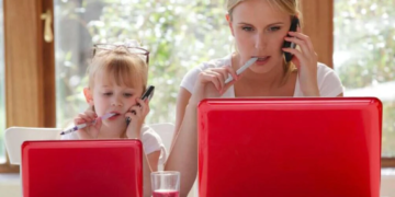 Întoarcerea unei proaspete mămici la muncă şi pragul psihologic pe care trebuie să îl depăşească