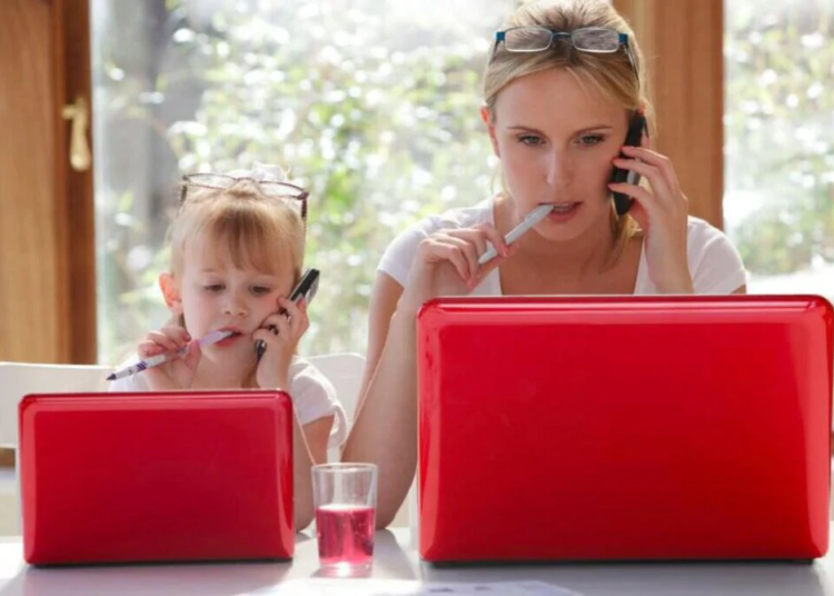 Întoarcerea unei proaspete mămici la muncă şi pragul psihologic pe care trebuie să îl depăşească