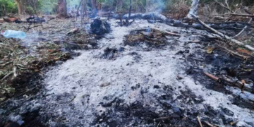 Imagini cu resturile de dronă găsite la Plauru. În zonă sunt mai multe cratere